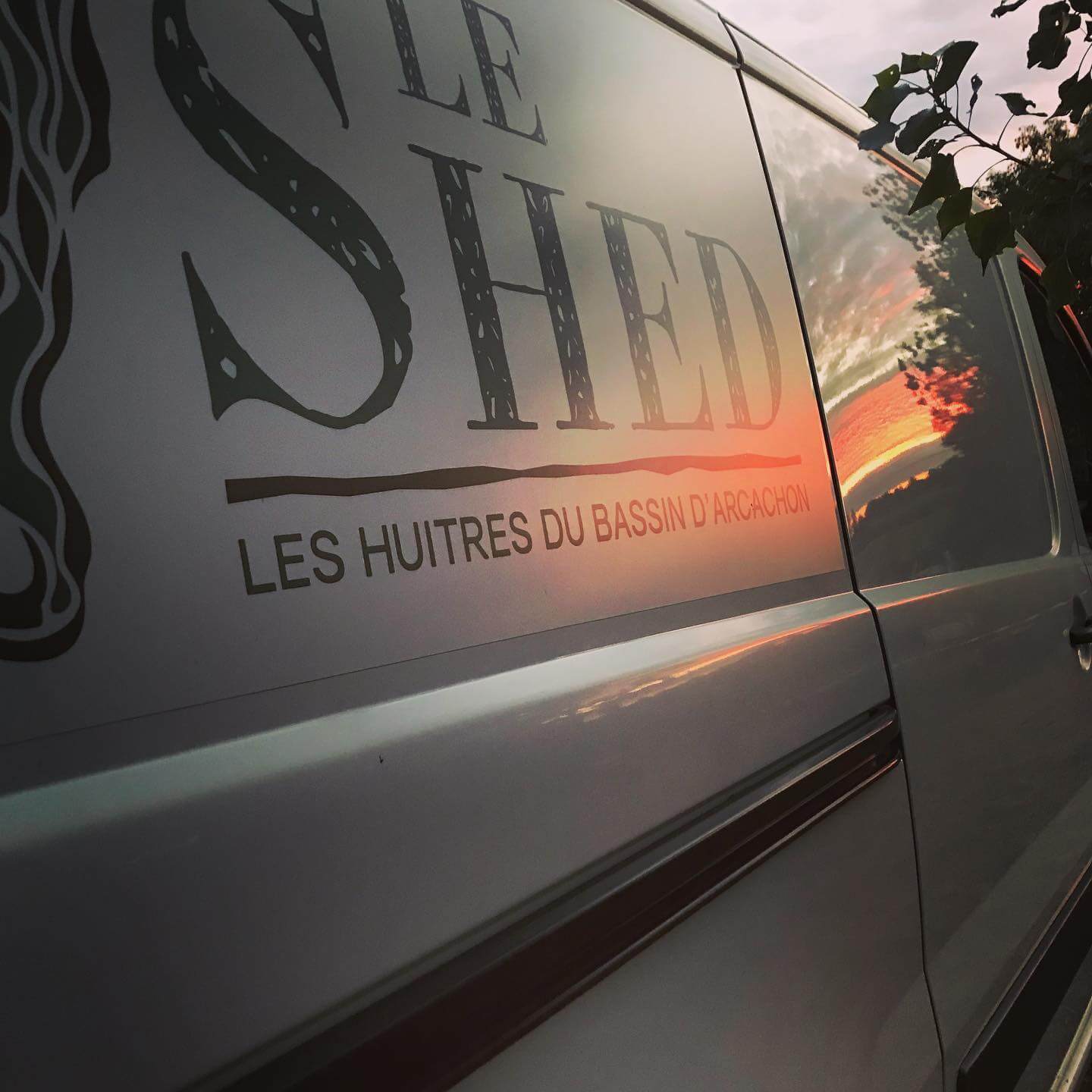 Reflet du soleil couchant sur la camionette Le Shed à Lanton